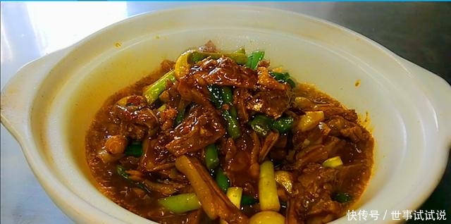 大厨将羊肉加这个一起烧,简单易学,香辣开胃,好吃停不住嘴!