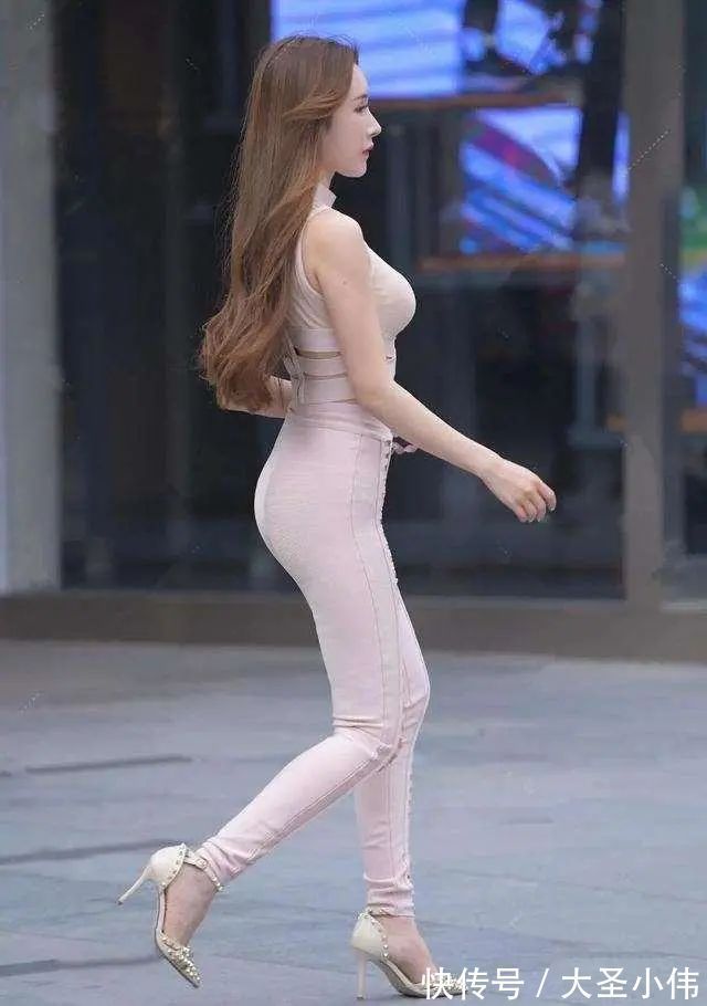 搭配|美女街拍:牛仔裤的穿搭时尚大方,挑战视觉神经,效果满满