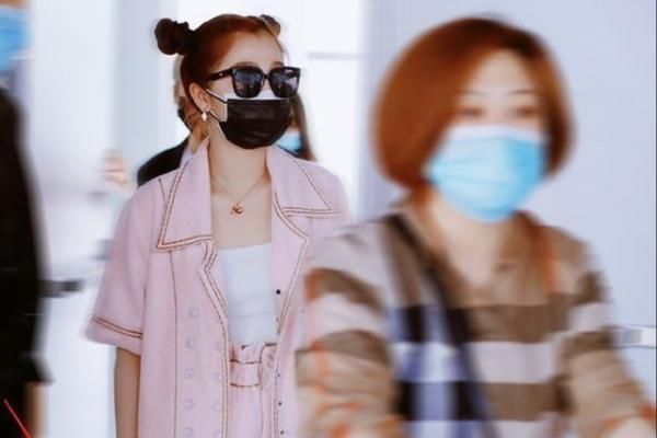 女团|青2虞书欣出门被抓拍,失去了节目滤镜后,小粗腿引网友热议