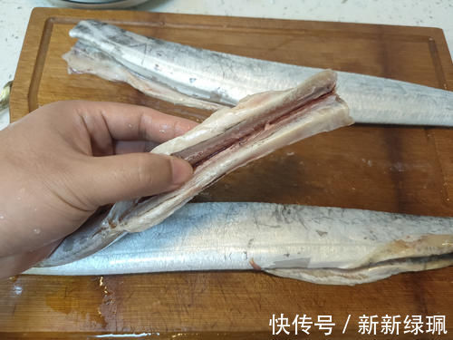 干炸带鱼想要外酥里嫩，有人加鸡蛋、有人挂面糊，其实都不正确