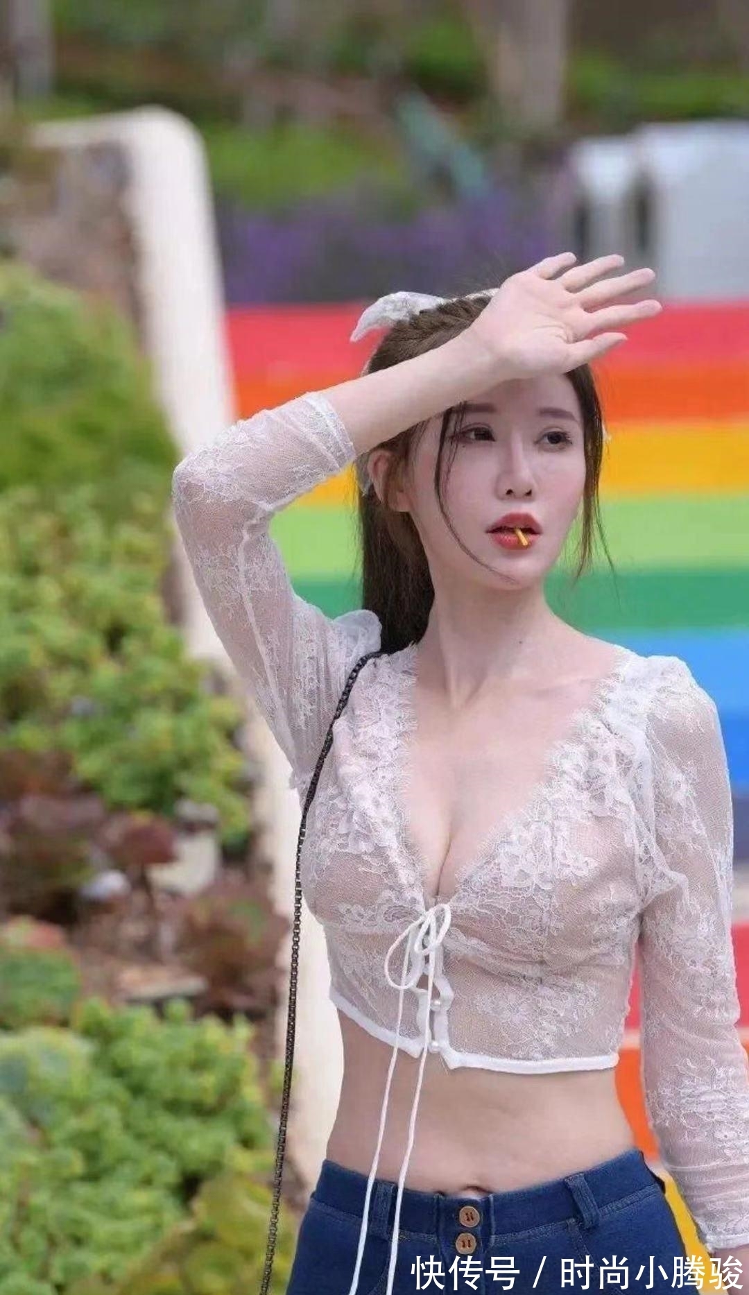 上衣|V领露脐上衣搭配紧身牛仔裤,简约大气,女神范十足!