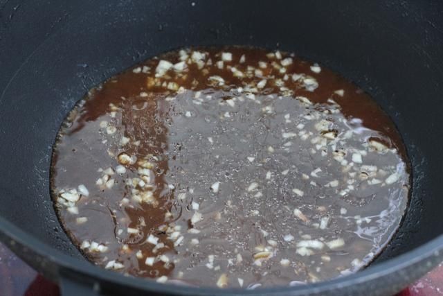 花三块钱买了一块鸡胸，满满当当做一大盘，酸甜焦脆好吃到吮手指