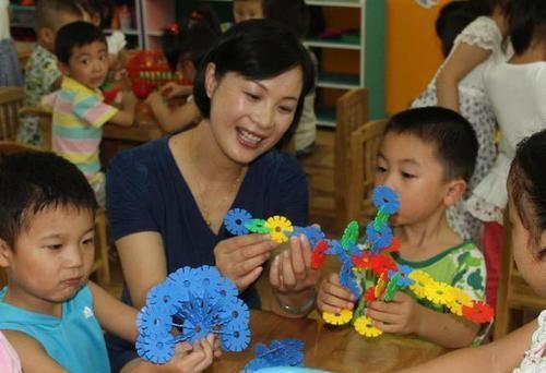 玩具|女孩霸占他人玩具，奶奶一番话三观尽毁，现在家长教育娃都这样？