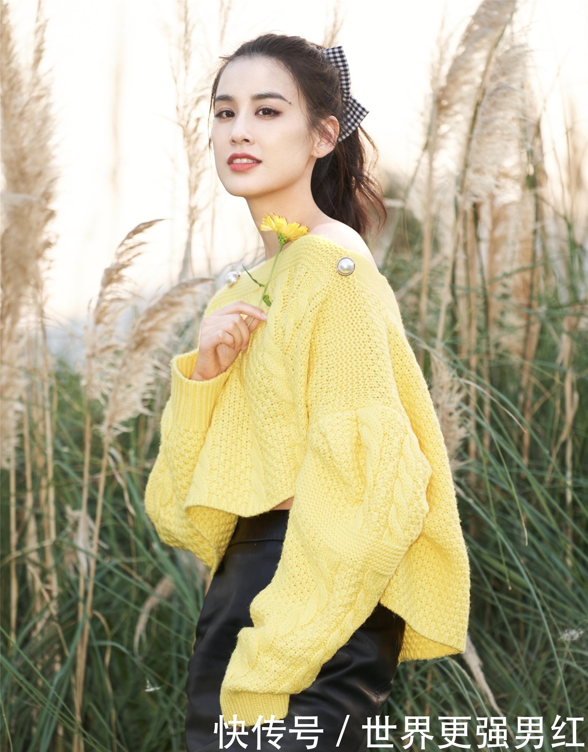 珍珠|黄圣依任《我们恋爱吧》嘉宾,黄色毛衣秀肩露脐,珍珠扣子好柔美