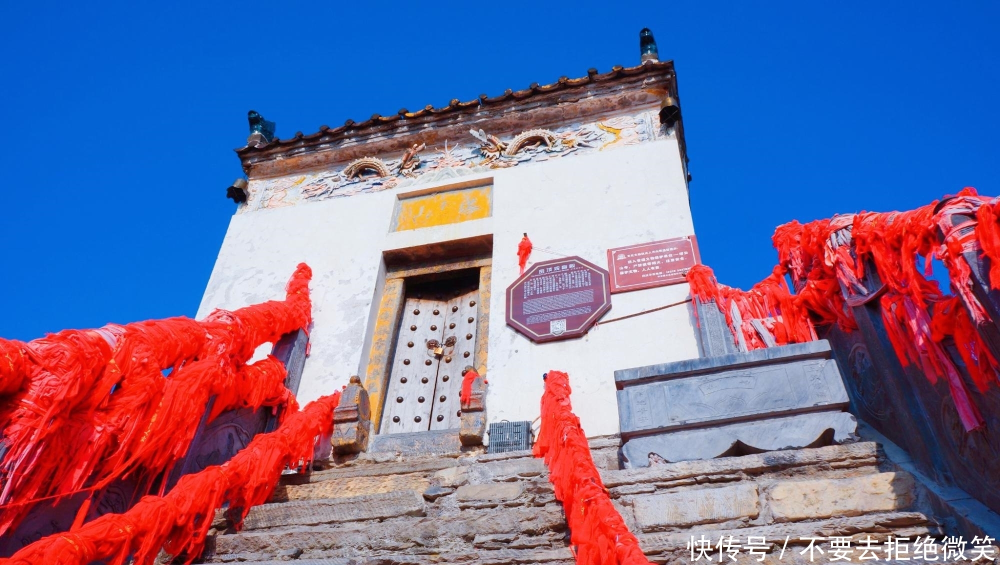 靠四根石柱撑起的道观，建于1660米悬崖上，历经500年不倒