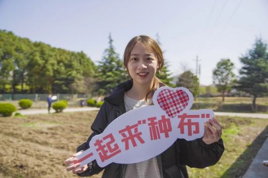 收获满满 松江大学生在校园里“种布”