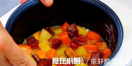 秋天多吃南瓜，和大米饭一起做，出锅大人孩子抢着吃，饭菜一锅出