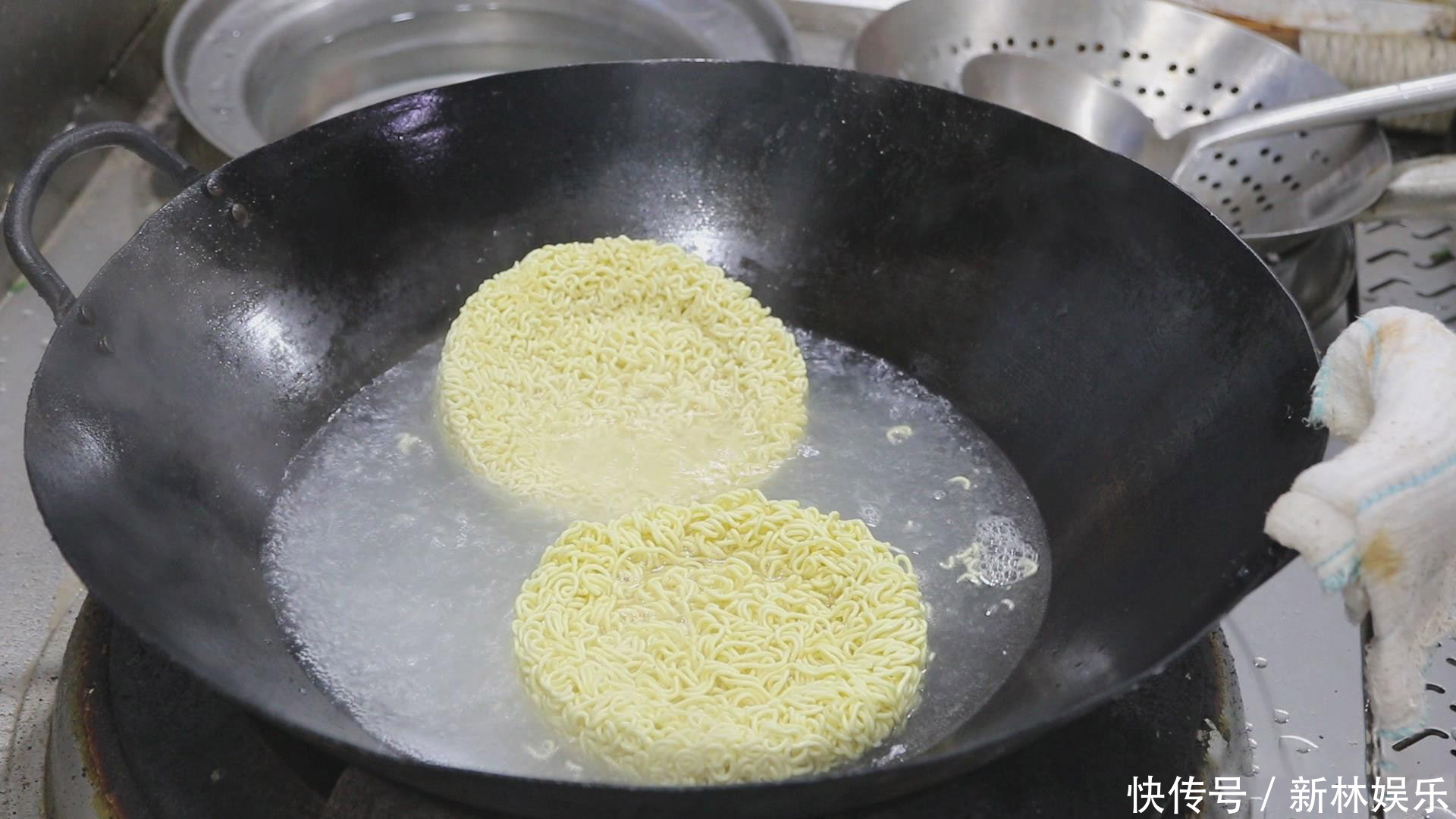 街上卖5元1份的爆炒方便面,大厨教你在家做,连吃一周都不腻