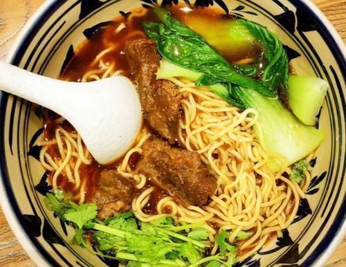 一日三餐|做牛肉面时,面条千万不要直接煮,多加点它,面条爽滑劲道不成坨