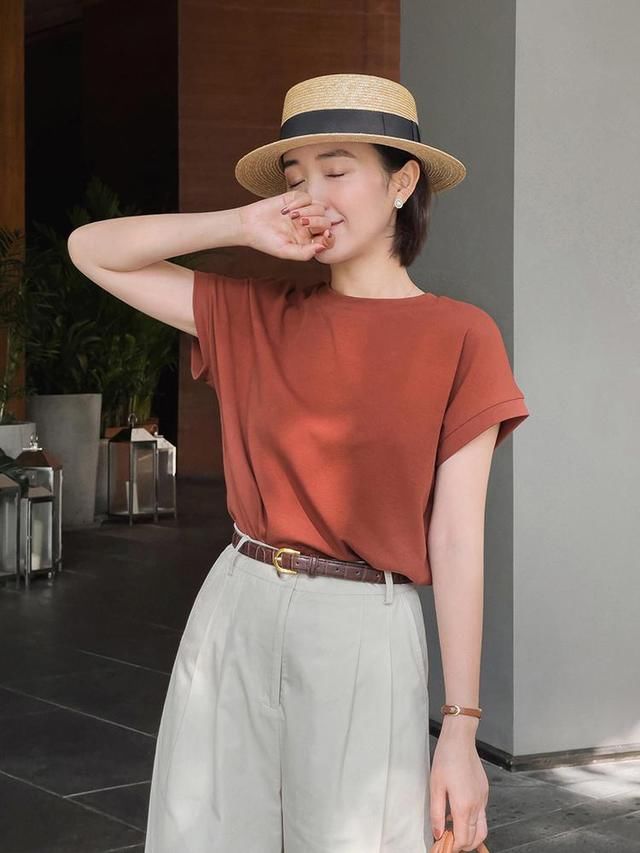 t恤|“基础款”怎么穿出气质感?看看这些搭配方式,优雅温柔又有格调