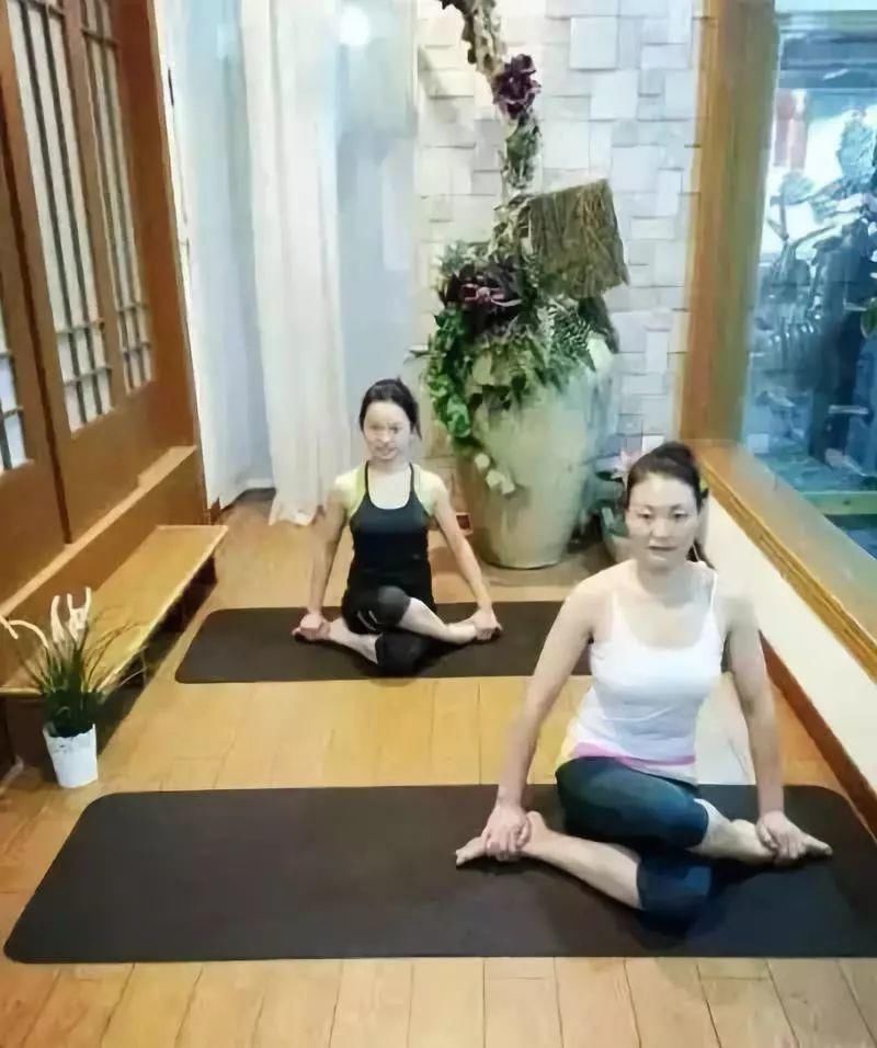 髋关节|睡前这样趴10分钟,等于跑步1小时,一周瘦7斤,腰细了