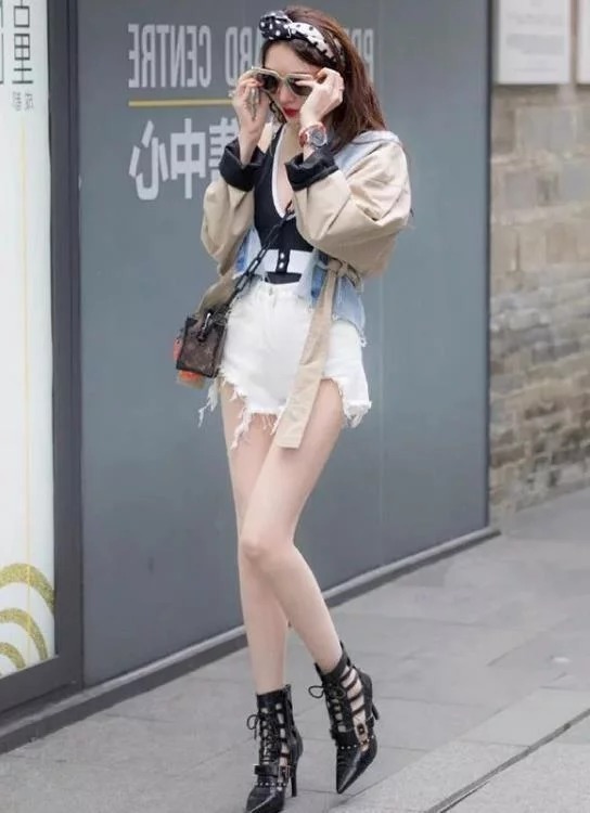 街拍:语笑嫣然的美女,白色上衣配牛仔短裙,笑容甜美