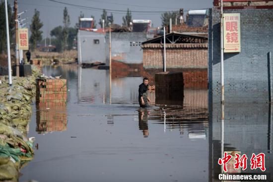 泄洪口|山西介休：救援人员掘泄洪口加速排洪