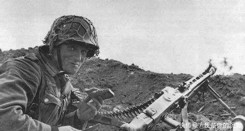 拥抱|希特勒最得力的士兵,机枪也杀得通红,被俘后和盟军拥抱!