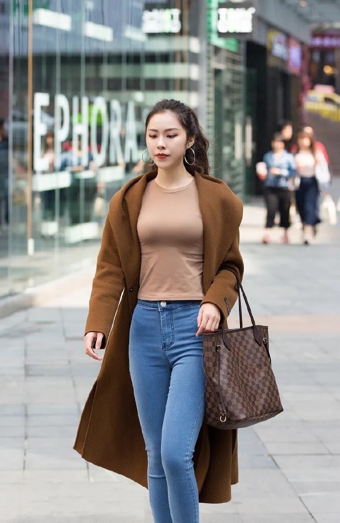 烟管裤 落落大方又时髦的搭配，优雅抢眼女人味十足，展现出无穷的魅力