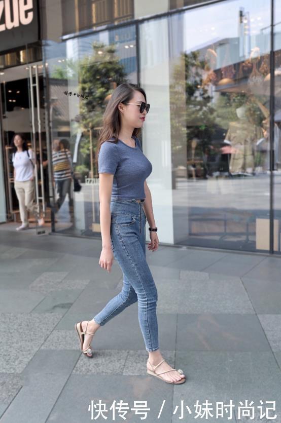 街拍牛仔裤随性大方,还突显优越的身材
