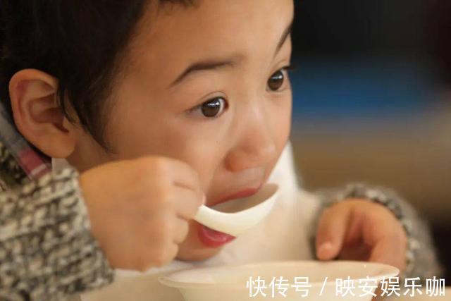食物|孩子积食饿两顿就好?别被忽悠了,养娃牢记这3点,让娃远离积食