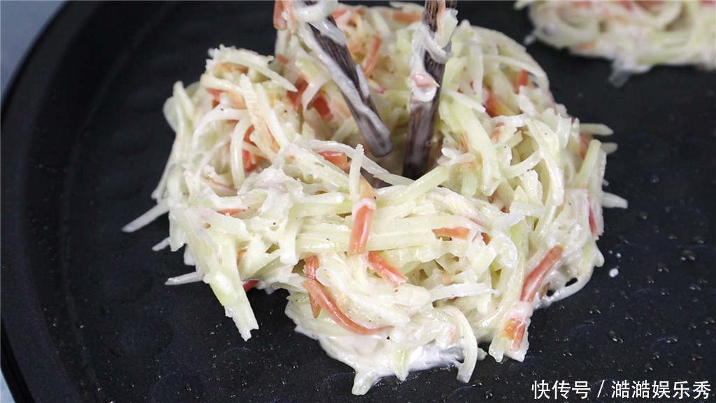 土豆丝和胡|土豆丝里面打1个鸡蛋,没想到这么美味,一上桌孩子抢着吃