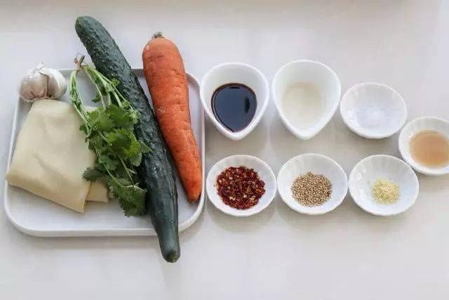 这菜，不炒也不炖，10分钟就做好，1盘不够吃