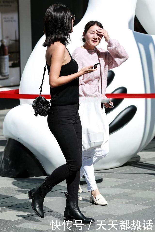 炫酷|黑色显肩修身衣,搭配黑色牛仔裤,炫酷个性