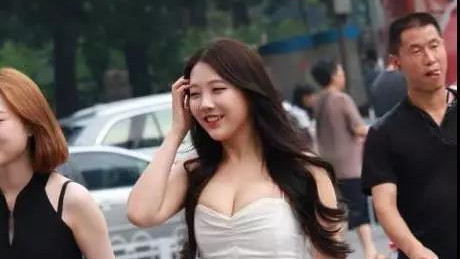 靓丽女孩 穿白色抹胸短裙的靓丽女孩, 可爱的长发童颜, 胖嘟嘟的!