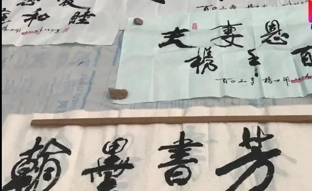 地摊经济|80岁老人“地摊书法”,内敛含蓄,有舒同神韵,专家:江湖体