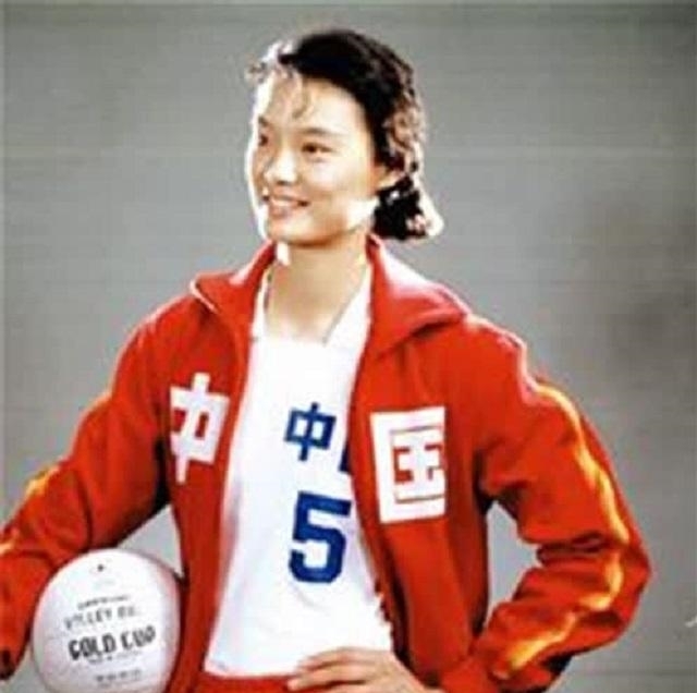 执教|26年前力邀郎平回国执教，自己却移民的周晓兰，今在美国低调生活