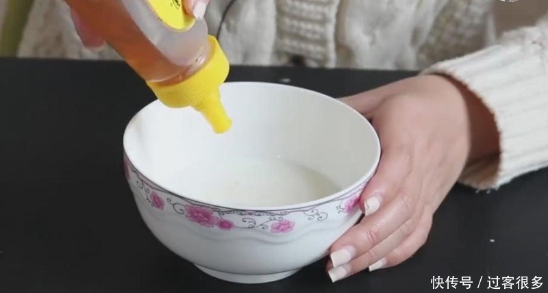 搅拌均匀|脸上皱纹越长越多教你一个好方法,皮肤光滑有弹性,省钱还管用