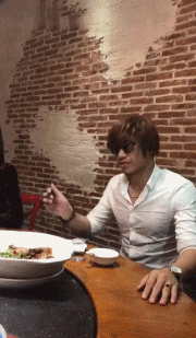 趣图|搞笑GIF趣图:姑娘是失恋了吗?你这样做不值得,好男人多的是!