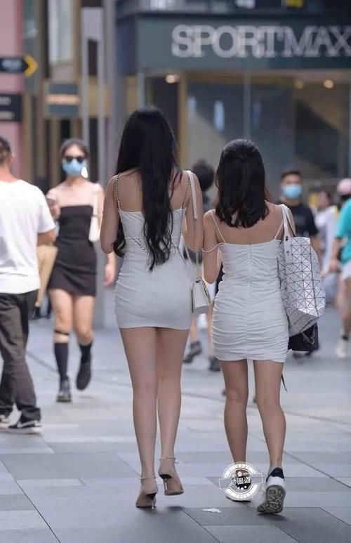 颜色 文艺清新的连衣裙装扮低调不失高贵,如花美眷神采迷人,青春阳光