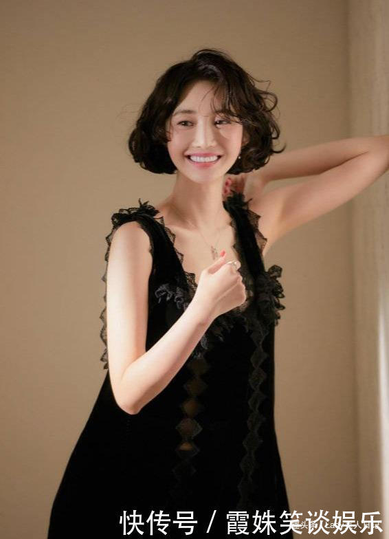 她被誉为“短发女神”,长相精致气质高冷,短发造型时髦又迷人