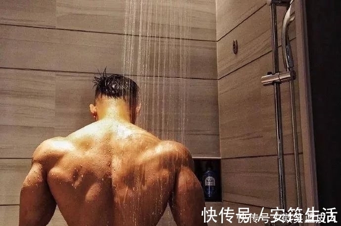 猛男|92年肌肉猛男因淋浴湿身照走红,这个肌肉什么水平