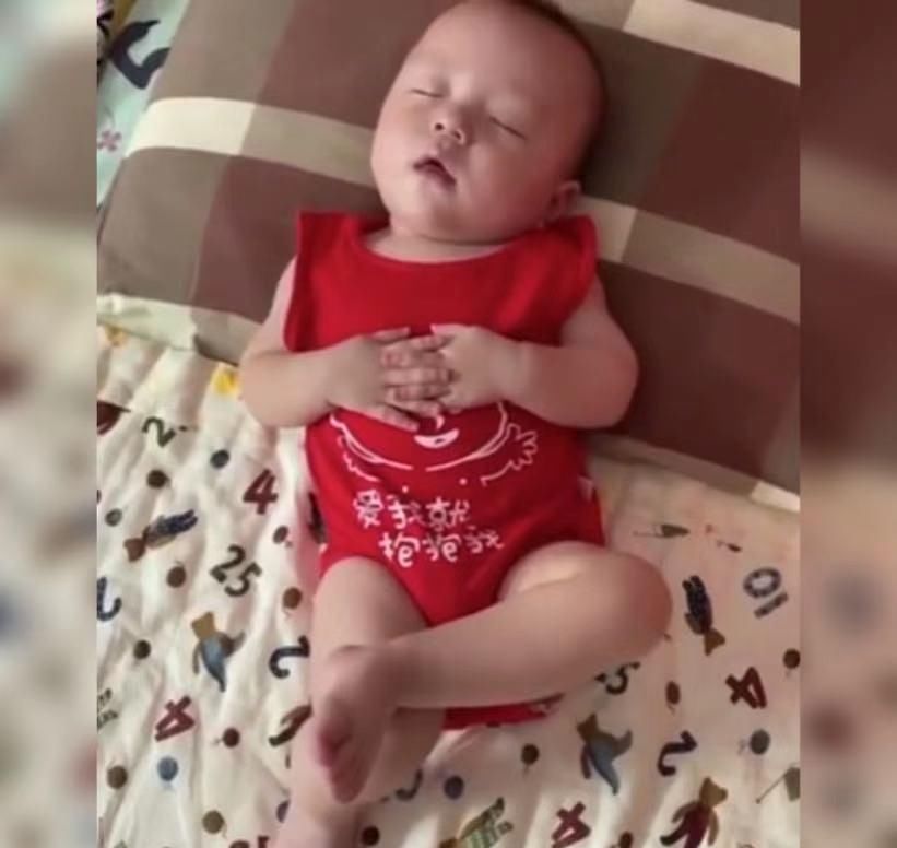 性格|萌娃睡觉“跷二郎腿”的独特姿势火了，网友：看起来也太安逸了吧