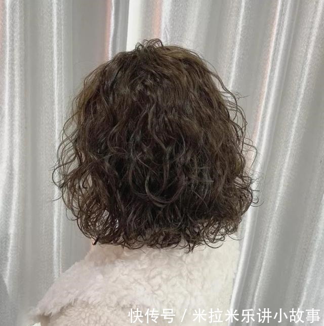 发型 今年秋冬发型别乱剪,18款洋气烫发送给你,无论胖瘦都适合!