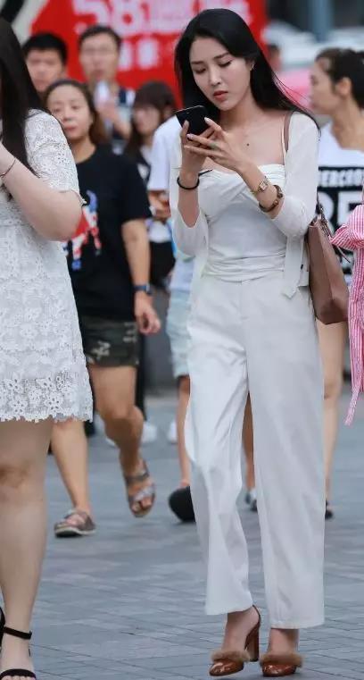 不凡|街拍:动人的容颜不俗不凡,穿白色长裤的性感漂亮美女!