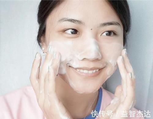 油性皮肤 洗脸三不要:不要超过一分钟,不要用很烫的水,第三不要少有人知