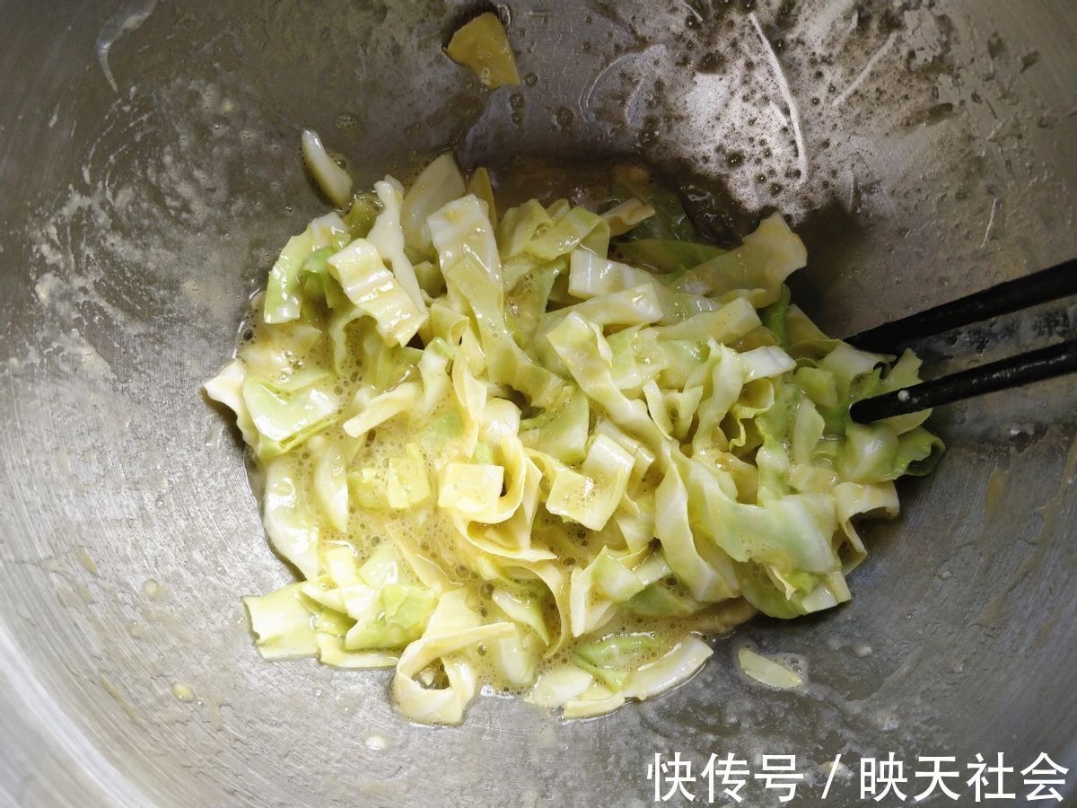 鸡蛋|在家做早餐饼,鸡蛋搭配卷心菜,好吃又美味