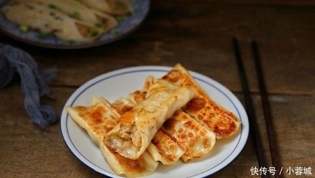 饺子皮|自制煎制锅贴2个窍门,和面加水要多次,小火慢煎用水淀粉