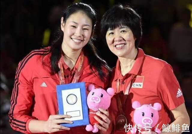 副攻|師徒勝似母女！顏妮曬與郎平相擁照，若無郎平她或難有今日成就