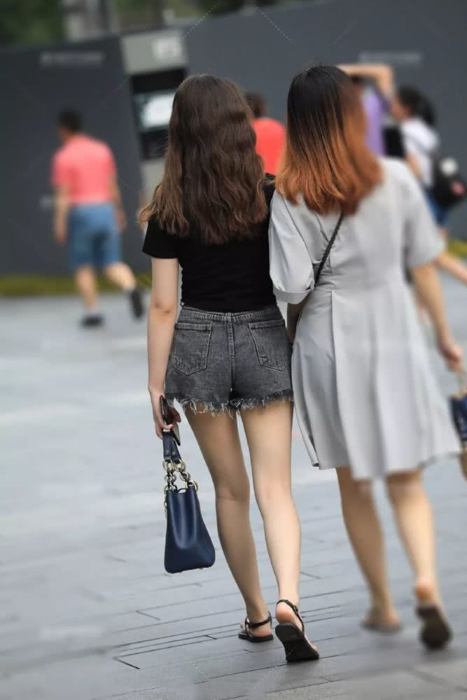 街拍美女极品清纯短牛仔小姐姐，走在街头，彰显女神风采