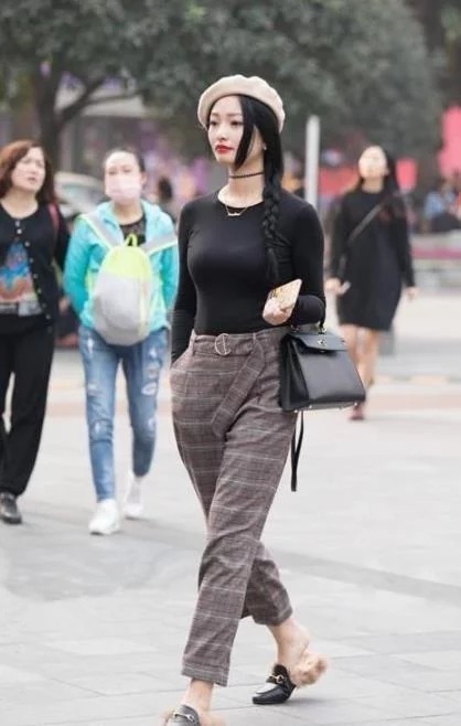 街拍:长策靴的美女,走路带风,充满着女性独特的魅力