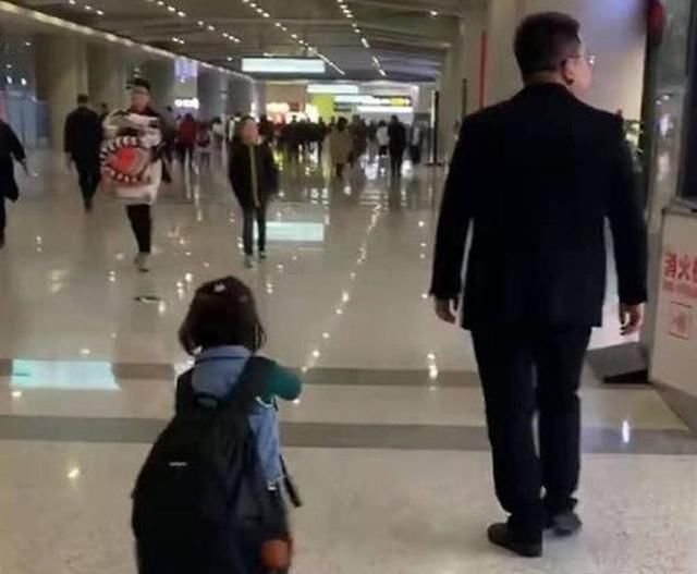 为防娃乱跑,坏爸爸“放大招”整蛊女儿,网友笑翻跑丢还搭个包