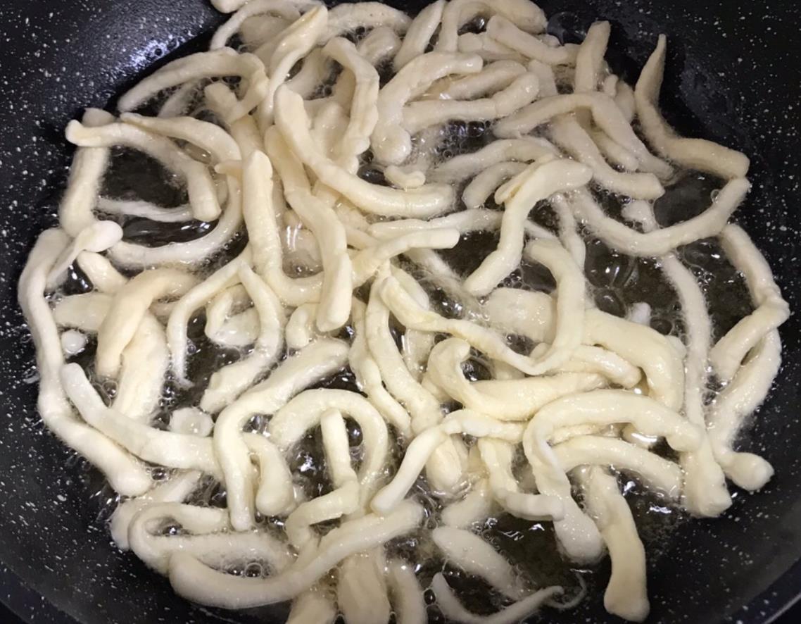 想吃沙琪玛不用出去买,家里有面粉就能做,做法简单,好吃又健康
