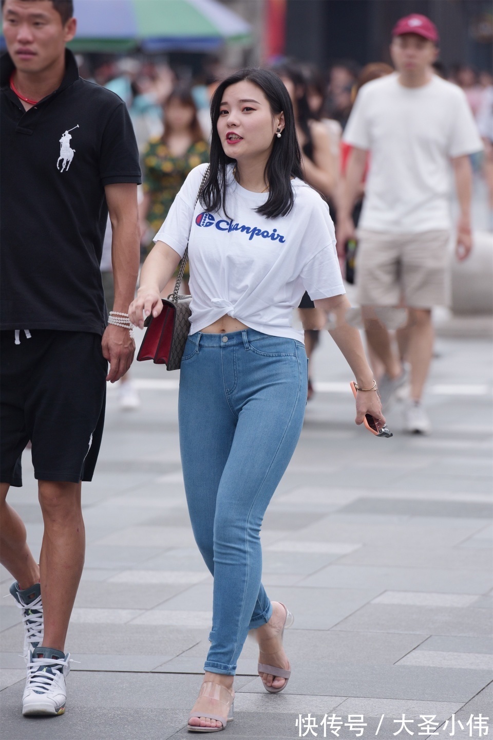 衣服|美女街拍:这位美女的纯情魅力不可抵挡,有一种岁月静好的感觉,撩人心弦