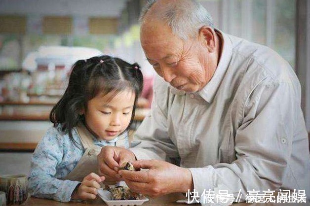 老人们|家里“独苗”刚出生,爷爷外公凝视半小时不动,网友:以为是照片