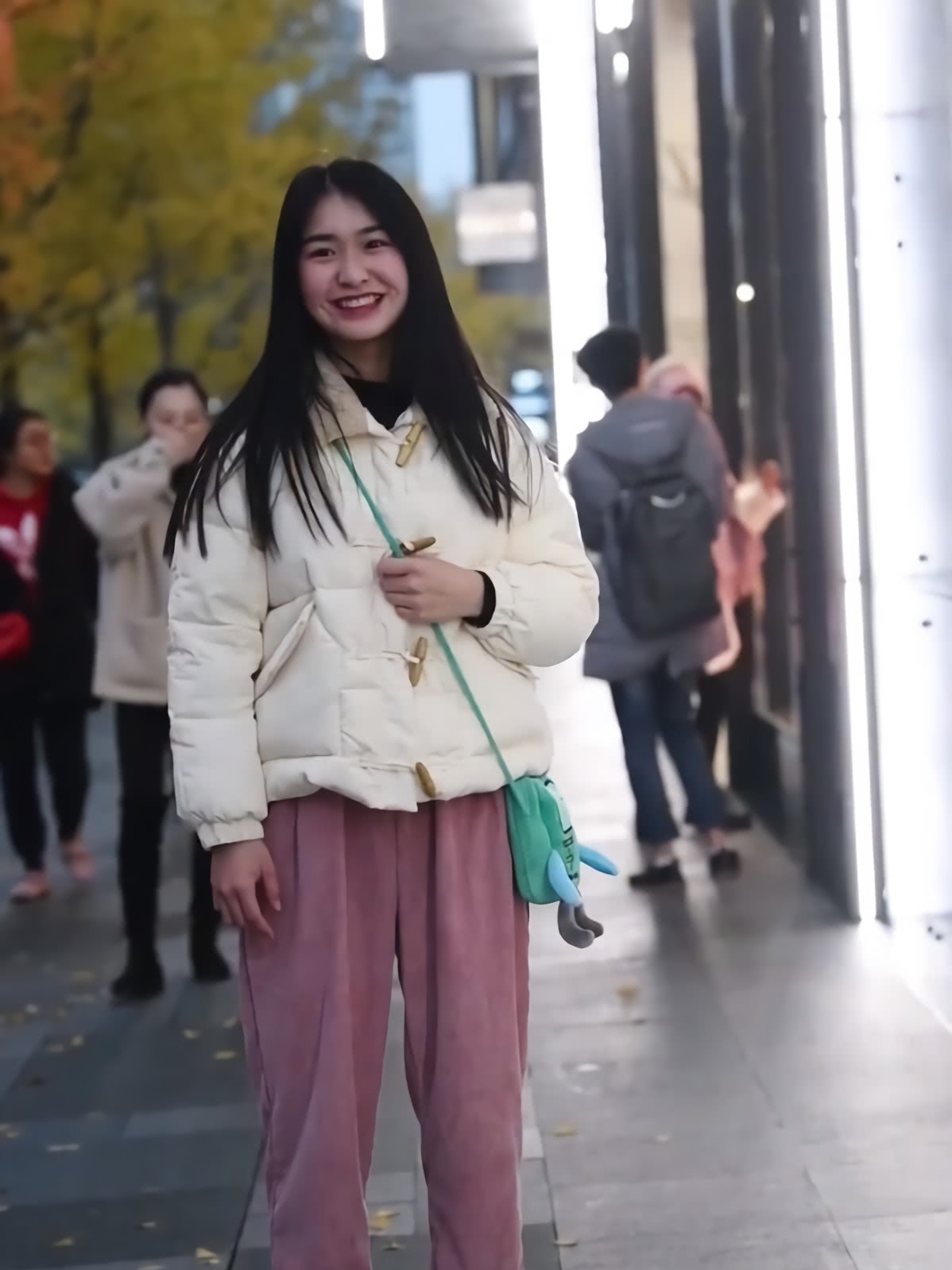 比起烂大街的牛仔裤，少女更偏爱这款“樱花裤”，显瘦离不开它！