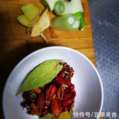 我经常做红油口水鸡，家人都爱吃，婆婆夸我聪明又贤惠