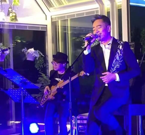 抚养|父母被害家破人亡，事业上升期退出歌坛抚养幼妹，如今华丽回归