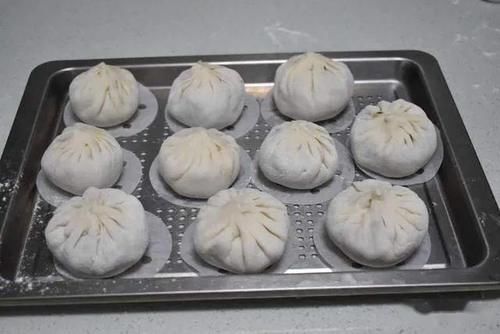 做酸菜鲜肉包分了两步，写了很详细的做法，新手也能做成功