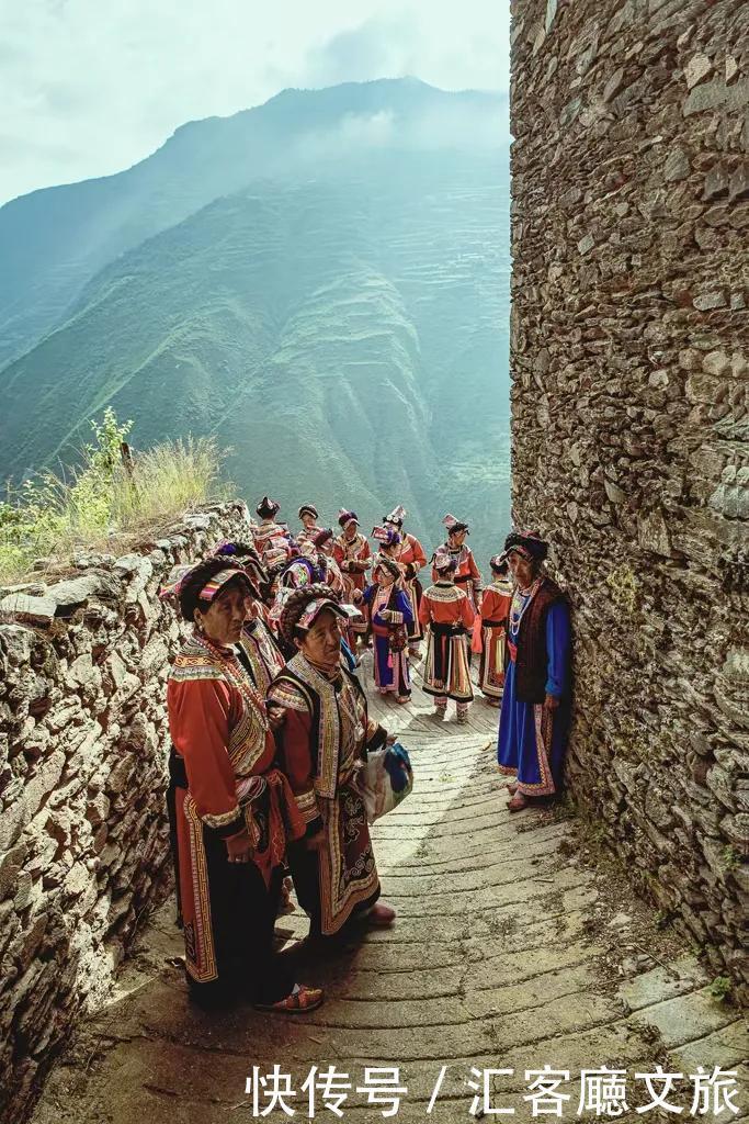 莎朗|2021端午,四川茂县民众载歌载舞欢度羌族“瓦尔俄足”节